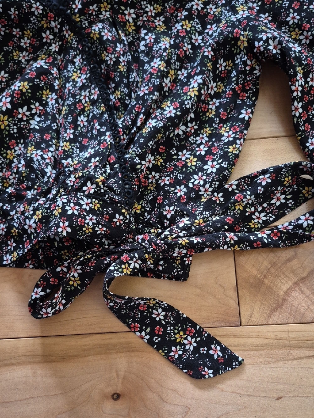 Lost + Wander Women's Size Small Black Floral Wrap Crop Top - Picture 4 of 7